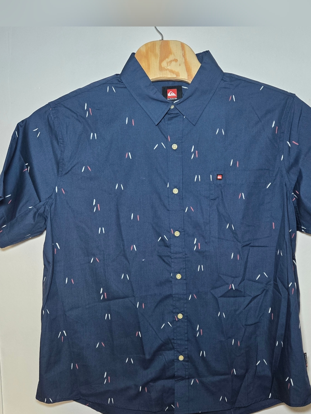 NWOT MENS MEDIUM QUIKSILVER BUTTON UP SHORT SLEEVE SHIRT Navy Blue Surfer Casual